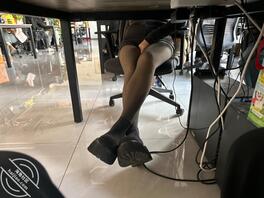 上班期间同事把手伸进逼里（2）0