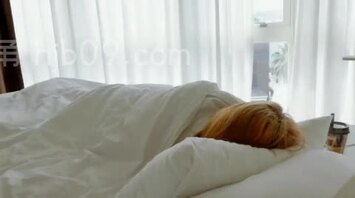 趁女儿睡觉偷偷进入女儿的白虎嫩穴