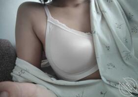 18岁 处女，开着房门露出，妈妈进来叫我差点被发现。