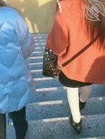 偷拍两个肉丝打底小骚妇！2