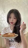 烧鸡表妹每天发自己的烧腿诱惑我，真想狠狠舔这烧脚，足交，2