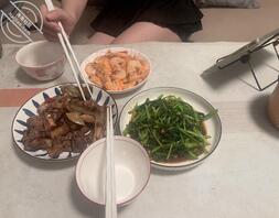 原创4:妹妹接到，随便做了两个菜晚饭给妹妹吃。偷拍几张照片0