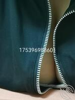 人妻偷拍，从这乳沟来看，奶子目测不小啊！