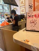 甜品店小美女