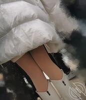 校园跟拍白长靴光腿神器女大