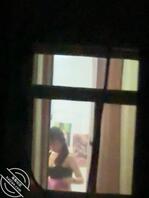 偷拍对楼小骚逼换衣服2