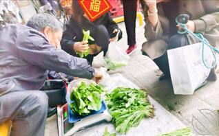 【露出系列】户外露出骚穴去市场买菜2