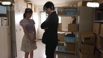 软弱的绿帽，只能看着自己的女神被他人干成荡妇