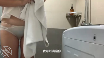 【视频贴】把反差婊嫂子拉进卫生间插到腿软，从发情到哀求，艹到她娇喘不止2