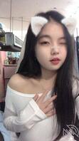 萝莉女友拍照诱惑，想舔她的甜穴了