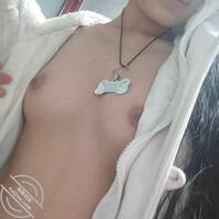 刚满18岁的贱婊子，性欲很大喜欢被控制，下期想看骚母狗干什么，评论区布置