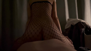 母狗反差假阳具插着嘴里含一个