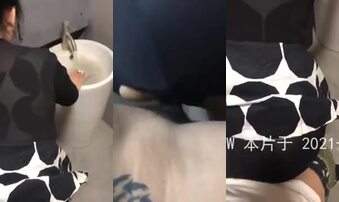 等不及了 卫生间里开始