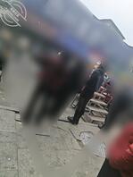 接孩子的两个长筒靴骚货少妇。2