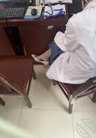 医院偷拍肉丝高跟女同事挑鞋0