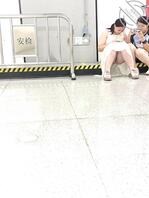 地铁站偷拍少女裙底、像是故意露出2