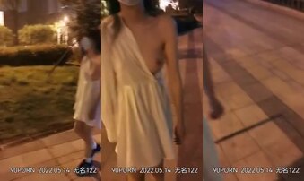 深夜广场女大学生露出游街