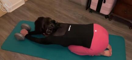 姐姐做瑜伽,弟弟突然乱入,走后门的动作好熟练0