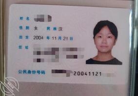 抚摸堂妹的大腿，并拍下照片和视频。（一）0