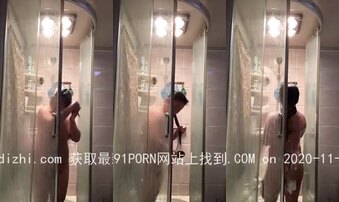 胖女人洗澡自拍扫到不行最后舔手指