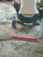 偷拍的装修师傅，估计有点骚哦，屁股沟都漏出来了