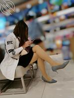 商场换鞋偷拍，肉色丝袜，真想跟着去你家门口1