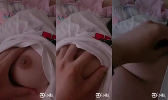 摸01年小女友的胸