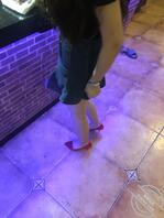 近距离偷拍在餐厅遇到的骚货人妻，穿得好骚，秒硬1