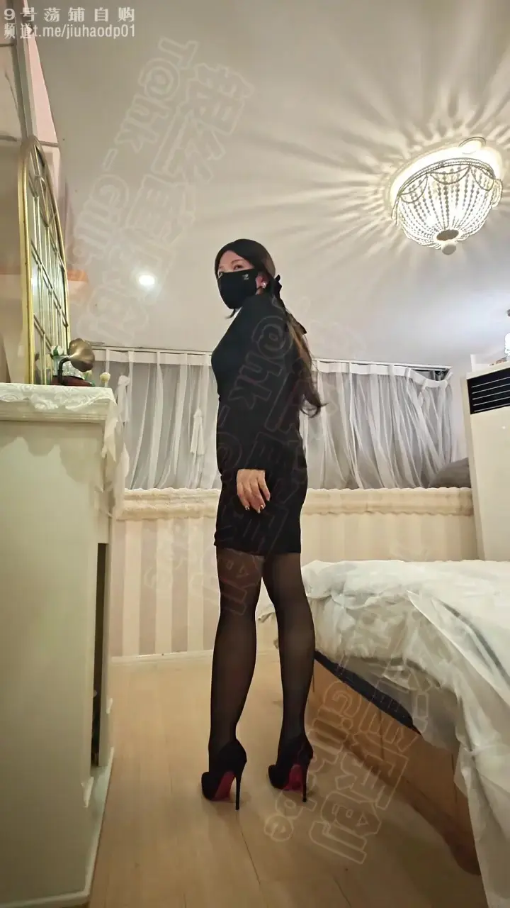 会员新作 《工作服小少妇》 小少妇公司刚发了春季工作制服 当天晚上就去她家里享受了一番她的服务 以后她给酒店客户服务的身上都会带着我的精液味道了