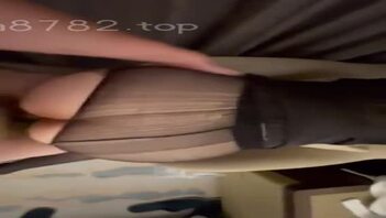 嘉兴小淫妻周六暴雨天酒店背着老公偷约金主单，黑丝高跟后入途中还接老公电话