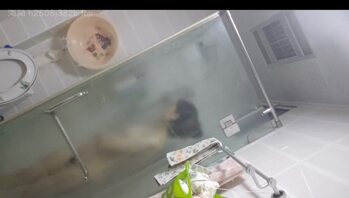 偷拍女儿洗澡
