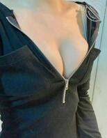 这样子出门，是不是太暴露了 这也太明显了吧。乳头硬硬的太敏感了啊。2