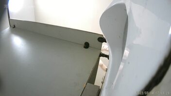 2022新流出厕拍大神潜入纸箱厂女厕全景后拍