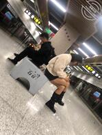 原创分享-女大学生，大晚上光腿，可惜不同路。