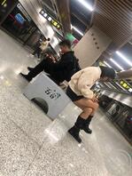 原创分享-女大学生，大晚上光腿，可惜不同路。1