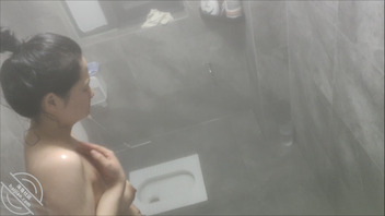 偷拍表姐洗澡（1）