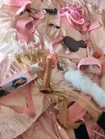 潜入百元骚鸡的出租屋，发现好多小玩具，这张圆床不知道睡过多少男人了