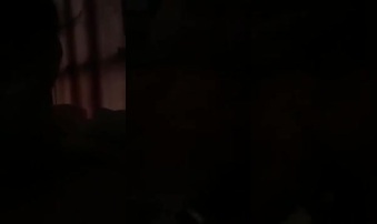 灯光昏暗，同事口的很卖力