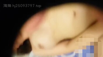 真实姐弟乱伦，大奶漂亮姐姐很害羞始终用手捂着脸，一直喊着不让弟弟拍！