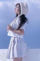 五十七、外景约拍---可爱小姐姐制服美腿很撩人，裙底走光喽2