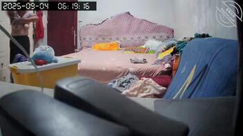 偷拍到了妈妈换衣服0