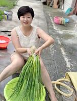 这个娘们很朴实、很能干呀！