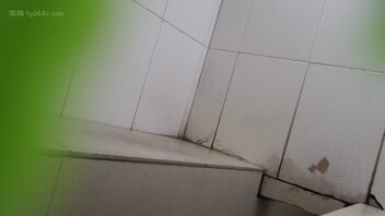 真实原创偷拍-我们学校下课后一群高三小姐姐上厕所喷尿很喜欢