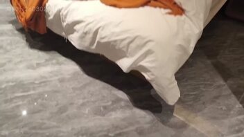 【欣欣日记】015.酒后与舅舅在宾馆做爱，隔壁就是醉酒的男友，刺激