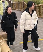 气质母亲和清纯女儿，想操哪一个投票1