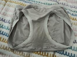 女儿今天不在家，脑袋睡她内衣上，JB睡她内裤上，海角有毒0