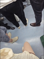 在地铁上就只穿了条丝袜