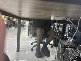 上班期间同事把手伸进逼里1