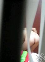 偷拍隔壁少妇被发现了，挖槽1