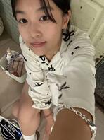 本人06年大学女友，打视频脱掉内裤掰开骚逼自慰，求重口辱骂（返图赏内裤）0